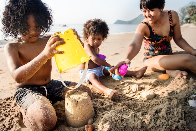 Photo a family building sandcastles