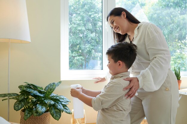 植物を気遣う家族