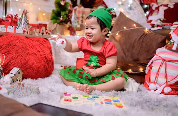 家族は家でクリスマスと新年あけましておめでとうございますを祝います。年末年始のママと子供のライフスタイル。