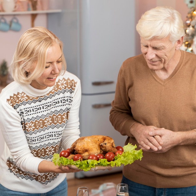 Foto famiglia festeggia il natale a casa