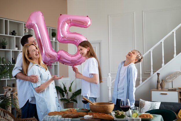 Famiglia che festeggia il 15° compleanno della figlia