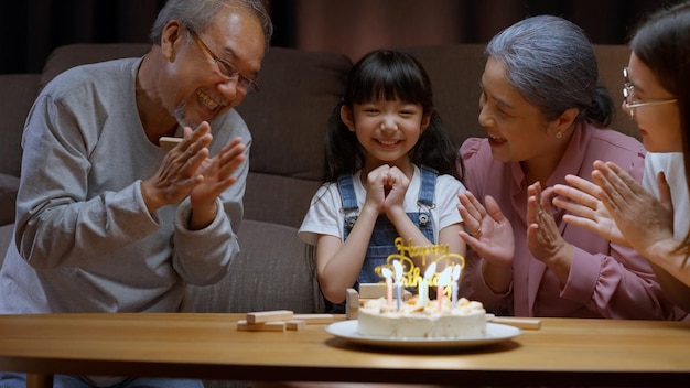 自宅で幸せな誕生日パーティーを祝う家族