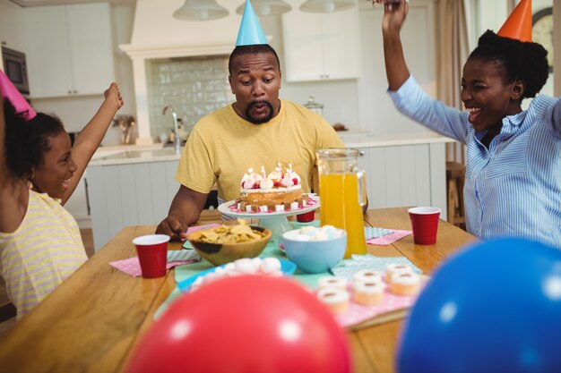 誕生日を祝う家族