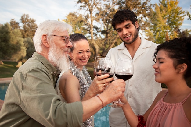 Foto famiglia che celebra il natale nell'emisfero australe