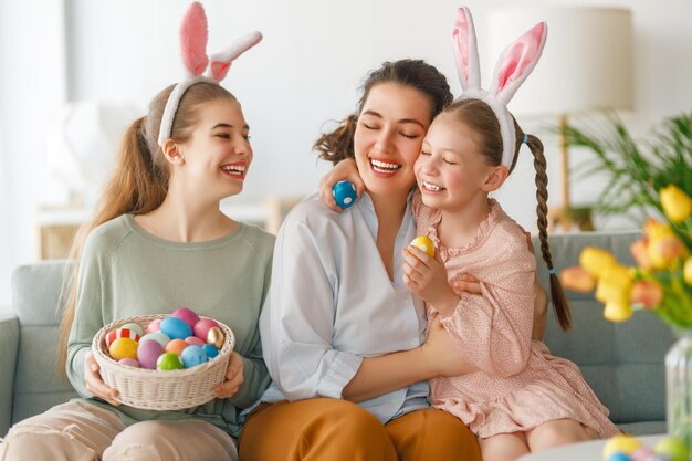 Foto famiglia che celebra la pasqua