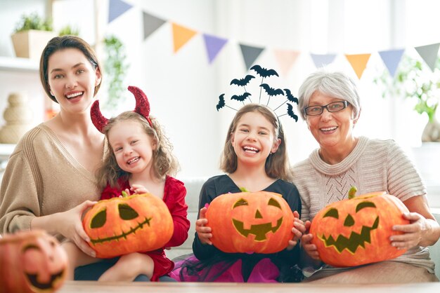 Famiglia che festeggia halloween