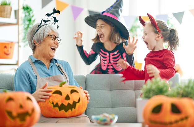 写真 ハロウィーンを祝う家族