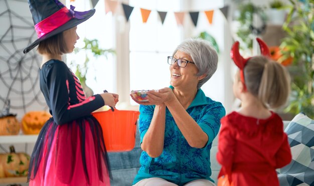 Famiglia che festeggia halloween