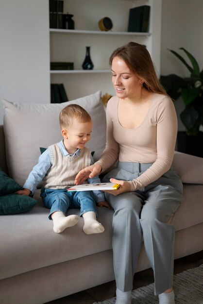 Bambino festeggiato in famiglia nei suoi primi anni di vita