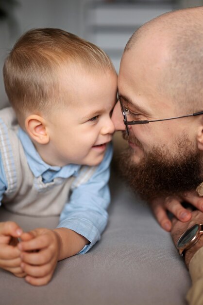 Foto bambino festeggiato in famiglia nei suoi primi anni di vita