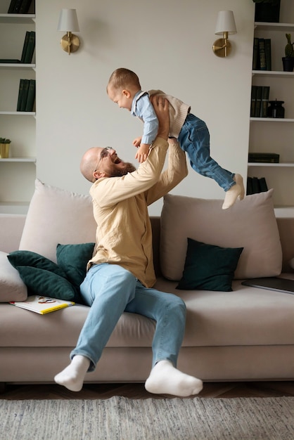 写真 人生の最初の年の家族のお祝いの子供