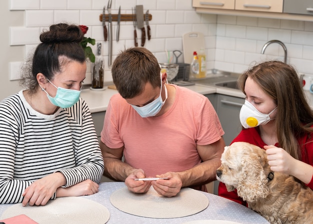 Famiglia che controlla la temperatura durante la pandemia di covid-19 a casa