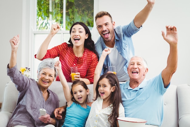 Famiglia tifo mentre si guarda la televisione