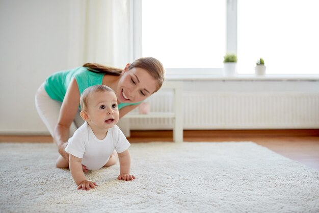 写真 家族、子供、親の概念-家で小さな赤ちゃんと遊ぶ幸せな笑顔の若い母親