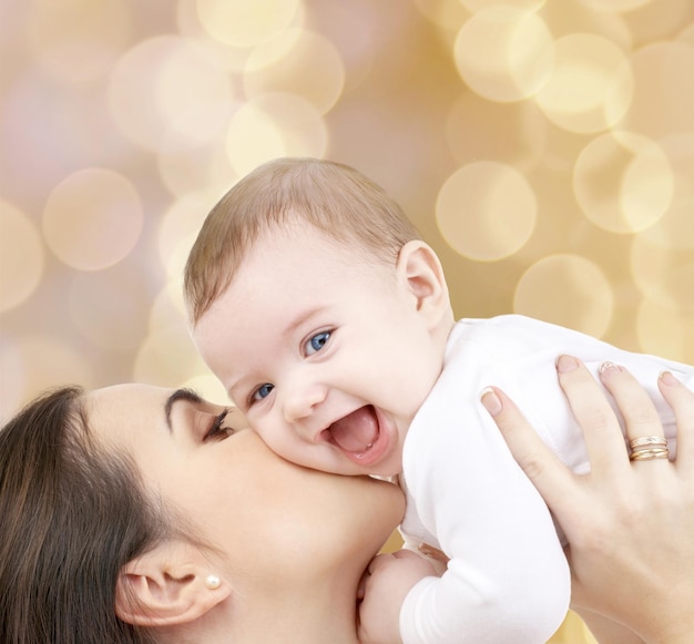 家族、子供、幸せの概念-赤ちゃんと幸せな母親