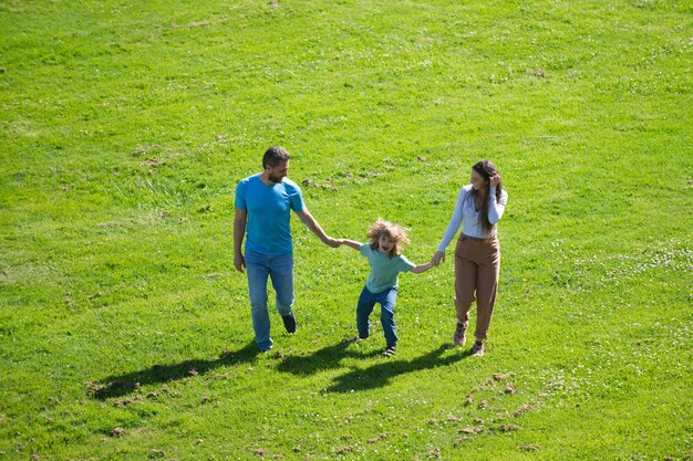 夏の自然の中で屋外を歩く家族と子供