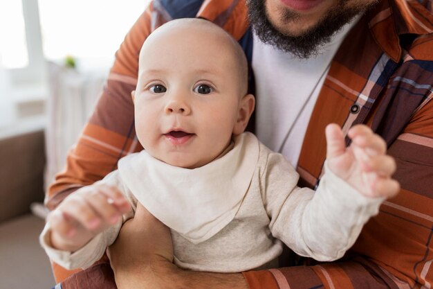 Foto famiglia infanzia infanzia e persone concetto ravvicinato di un bambino felice con il padre a casa