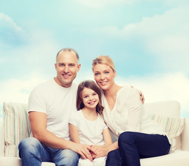 концепция семьи, детства и людей - улыбающиеся мать, отец и маленькая девочка на фоне голубого неба