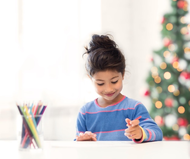 семья, дети, рождество, рождество и счастливые люди концепция - рисунок маленькой девочки