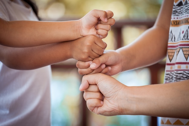 家族と一緒に手をつないでいる子供たち