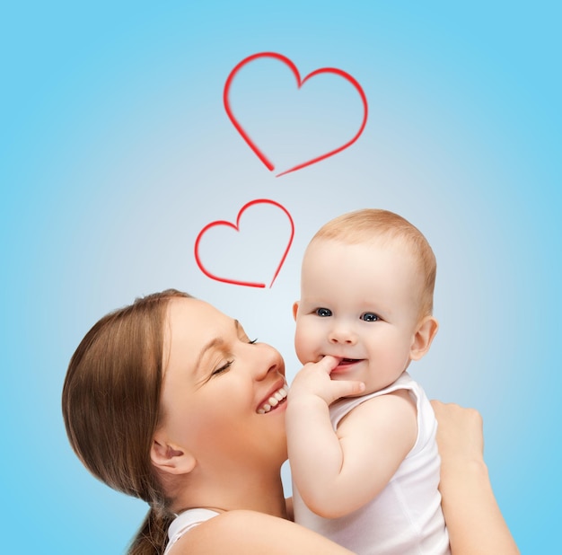 家族、子供、親子関係と幸福の概念-愛らしい赤ちゃんと幸せな母親