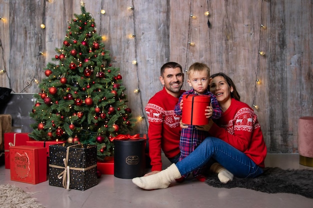 Natale in famiglia. sessione fotografica con la famiglia di natale