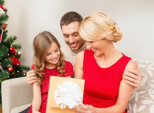 家族、クリスマス、クリスマス、冬、幸福と人々のコンセプト-幸せな家族のオープニングギフトボックス