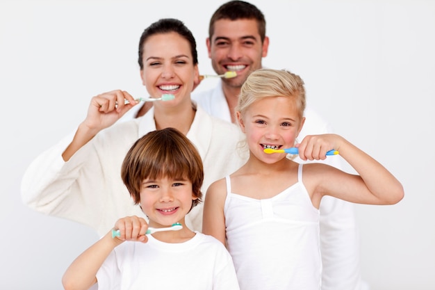 Photo family cleaning their teeth in bathroom