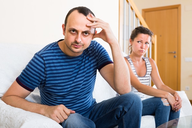 Foto coppia famigliare che grida mentre litigano in casa