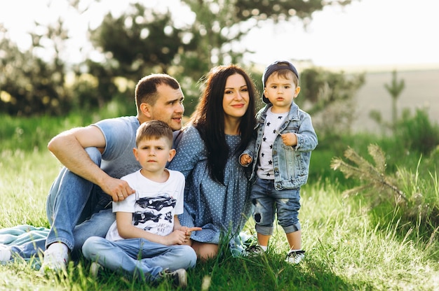 Family Dad Mom en kinderen in het veld