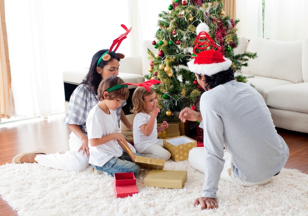 Famiglia che decora un albero di natale