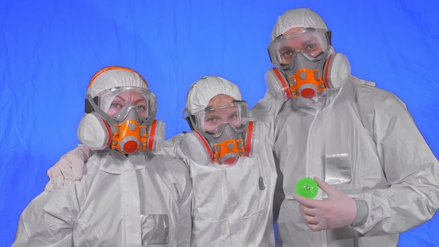 Photo family of doctors scientists health worker in respirator