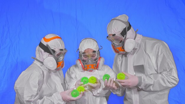 Foto famiglia di medici scienziati operatori sanitari in respiratore