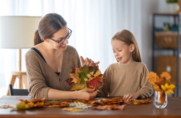 Famiglia che fa arredamento autunnale