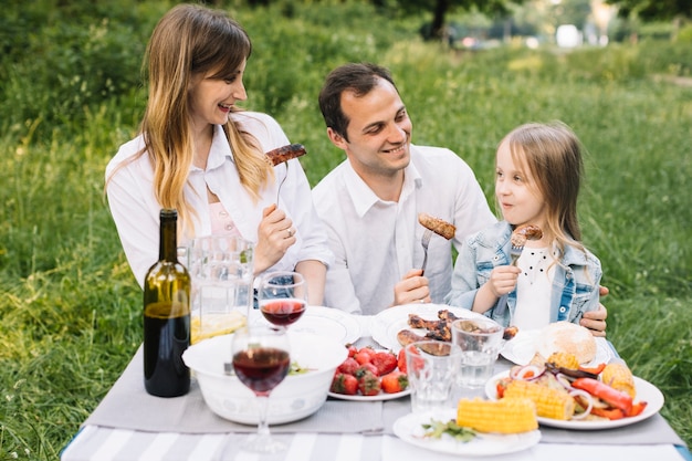 Photo family doing a barbecue in nature