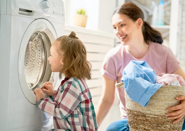 Famiglia che fa il bucato