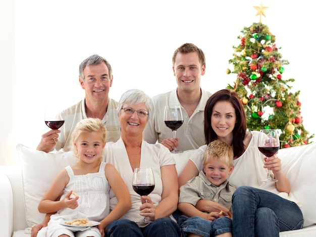 クリスマスにワインを飲んでお菓子を食べる家族