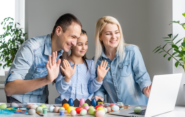 Famiglia per pasqua vicino al laptop.