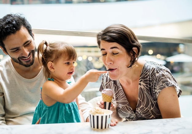 Famiglia che mangia gelato insieme