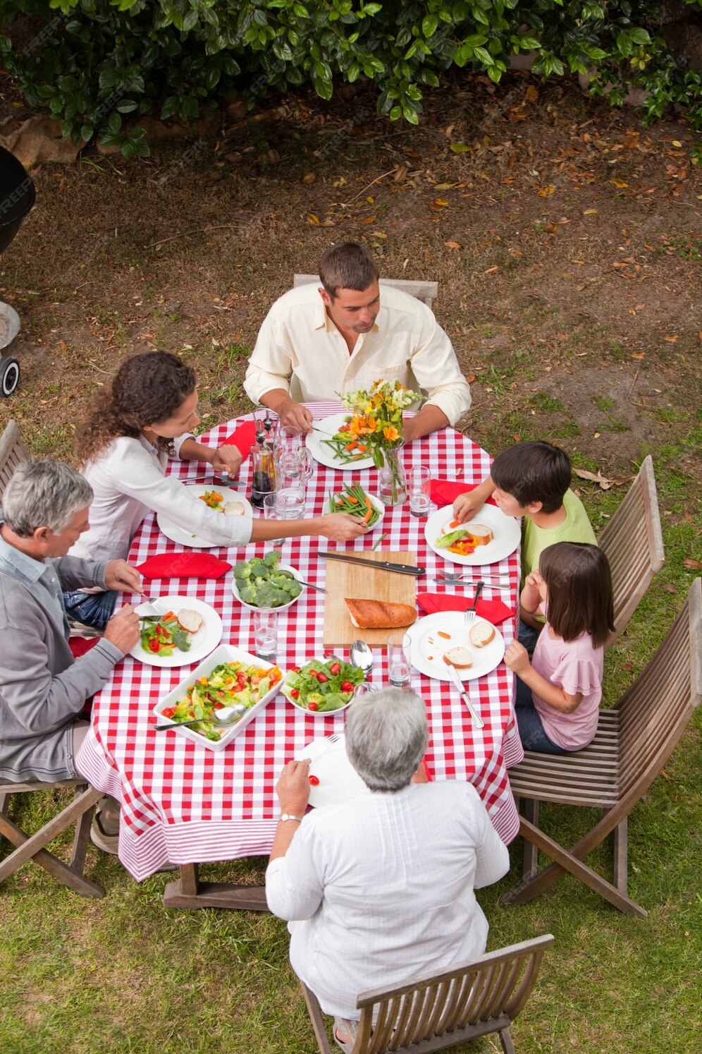 Premium Photo Family eating outside in the garden