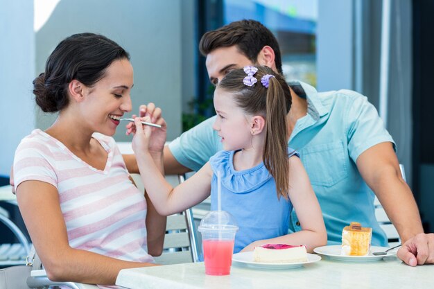 Una famiglia che mangia al ristorante