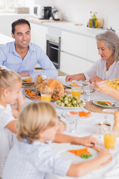 Famiglia che mangia cena del ringraziamento