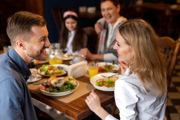 Foto famiglia che mangia insieme colpo medio