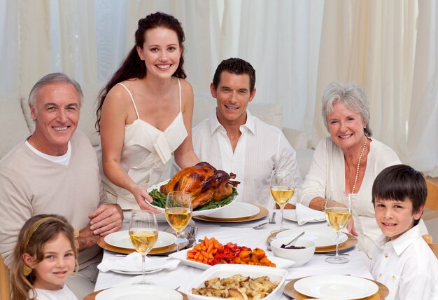 Famiglia che mangia turchia in una cena