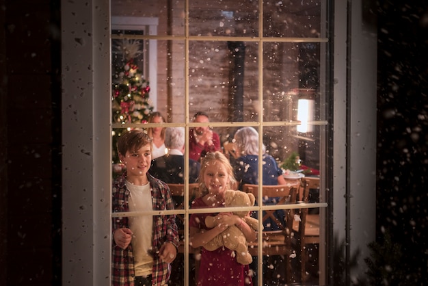 Photo family enjoying a festive christmas together