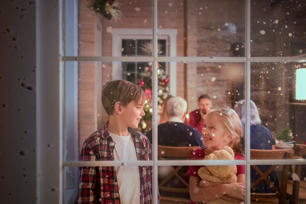 Foto famiglia che si gode un natale festivo insieme