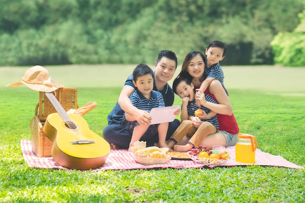 家族が公園でピクニックを楽しんでいる