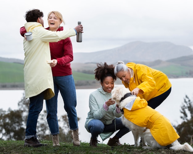 犬と一緒にロードトリップを楽しんでいる家族