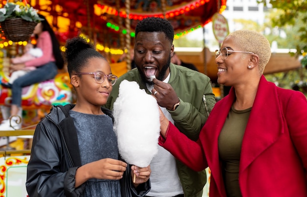 Foto famiglia che si gode il suo inverno di qualità