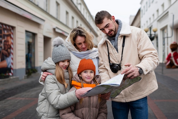 Famiglia che si gode un viaggio durante le vacanze